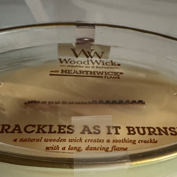 Magnolia Candle - Picture 3 of 3